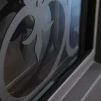 Входная дверь Аляска с окном и лазерной резкой (терморазрыв)