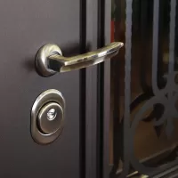 Входная дверь Аляска с окном и лазерной резкой (терморазрыв)