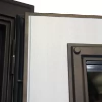 Входная дверь Аляска с окном и лазерной резкой (терморазрыв)